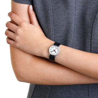 Classic, 30mm, Edelstahl brossiert Gehäusematerial und Schwarzes Veganes Traubenleder Armband, A658.30323.16OMV, Person mit Armbanduhr am Handgelenk