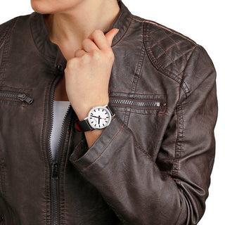 Classic, 36mm, Edelstahl poliert Gehäusematerial und Schwarzes Veganes Traubenleder Armband, A660.30314.11SBBV, Person mit Armbanduhr am Handgelenk