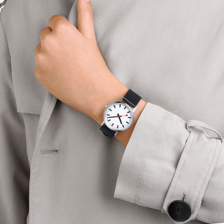 Classic, 36mm, Edelstahl brossiertes und Schwarzes Veganes Traubenleder Armband, A660.30314.16OMV, Person mit Armbanduhr am Handgelenk