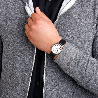 Classic, 36mm, Edelstahl brossiert Gehäusematerial und Schwarzes Veganes Traubenleder Armband, A660.30314.16SBBV, Person mit Armbanduhr am Handgelenk