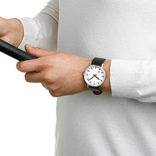 Classic, 40mm, Edelstahl brossiert Gehäusematerial und Schwarzes Veganes Traubenleder Armband, A660.30360.16OMV, Person mit Armbanduhr am Handgelenk
