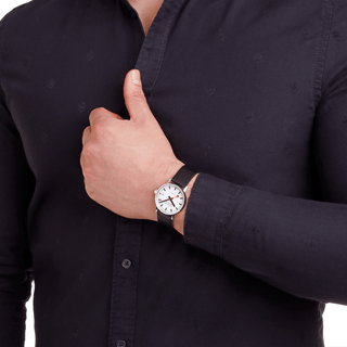evo2 Automatic, 35 mm, Schwarzes Veganes Traubenleder Uhr, MSE.35610.LBV, Person mit Armbanduhr am Handgelenk