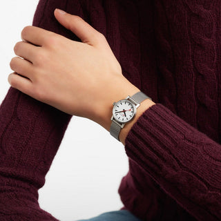 Evo2, 26mm, klassische Edelstahluhr für Damen,  MSE.26110.SM, Person mit Armbanduhr am Handgelenk