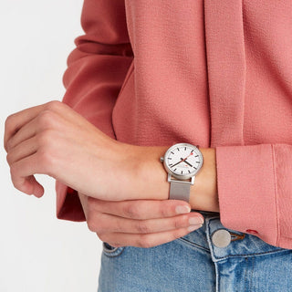 Evo2, 35mm, klassische Edelstahluhr, MSE.35110.SM, Person mit Armbanduhr am Handgelenk