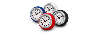 EIN STÜCK SCHWEIZ FÜR ZUHAUSE ODER DAS OFFICE:  DIE MONDAINE GLOBE CLOCK JETZT IN EINEM SELBSTBEWUSSTEN  BLAUEN FARBAKZENT