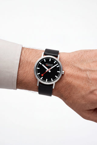Classic Black Dial, Schwarzes Veganes Traubenleder, 40 mm, am Handgelenk getragen