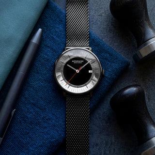 Doppio Mirror Limited Edition, Edelstahl, 41 mm, Uhr auf dunkelblauem Stoff