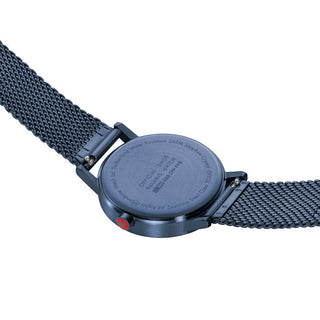 Classic, Blauer Edelstahl, 40 mm	, Ansicht des Gehäusebodens mit Mondaine Gravur