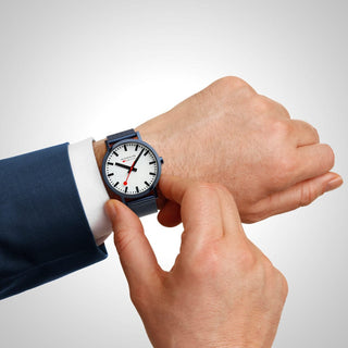 Classic, Blauer Edelstahl, 40 mm	, Person mit Armbanduhr am Handgelenk