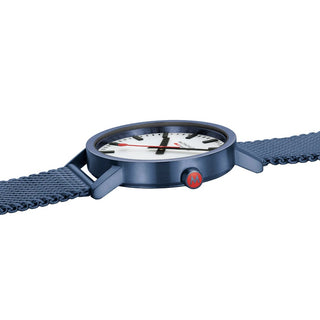 Classic, Blauer Edelstahl, 40 mm	, Detailaufnahme mit Fokus auf das Gehäuse und die Krone