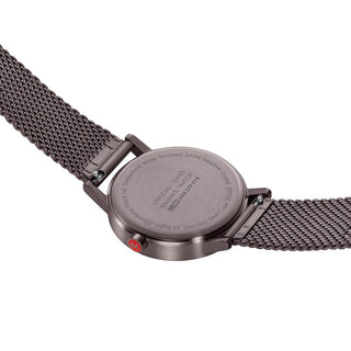 Classic, Brauner Edelstahl, 40 mm	, Ansicht des Gehäusebodens mit Mondaine Gravur