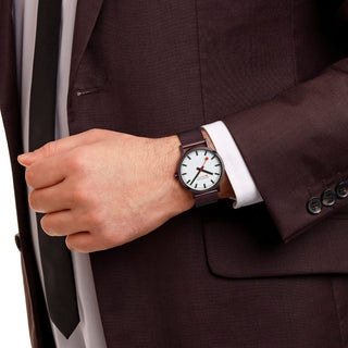 Classic, Brauner Edelstahl, 40 mm	, Person mit Armbanduhr am Handgelenk