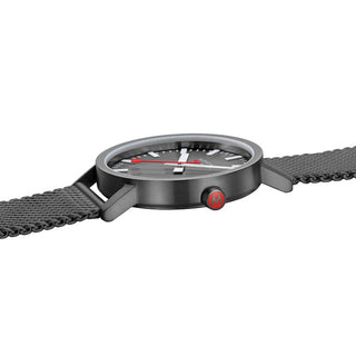 Classic, IP Grau Edelstahl, 40 mm	, Detailaufnahme mit Fokus auf das Gehäuse und die Krone