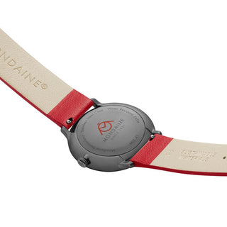 Doppio, Rotes Veganes Traubenleder, 41 mm	, Ansicht des Gehäusebodens mit Mondaine Gravur