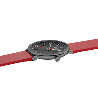 Doppio, Rotes Veganes Traubenleder, 41 mm	, Detailaufnahme mit Fokus auf das Gehäuse und die Krone