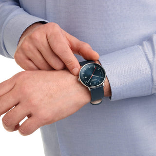 Doppio, Blaues Veganes Apfelleder, 41 mm, Person mit Armbanduhr am Handgelenk