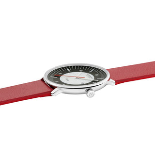 Doppio Solar, Rotes Veganes Traubenleder, 41 mm	, Detailaufnahme mit Fokus auf das Gehäuse und die Krone