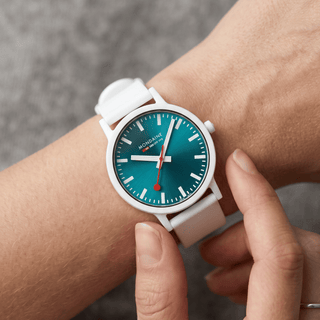 essence Teal Limited Edition, White, 41 mm	, Person mit Armbanduhr am Handgelenk