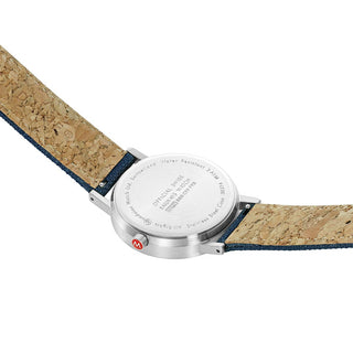 Classic, 36 mm, Tiefseeblaue Uhr, A660.30314.40SBD, Ansicht des Gehäusebodens mit Mondaine Gravur