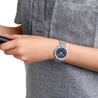 Classic, 36 mm, Tiefseeblaue Edelstahl Uhr, A660.30314.40SBJ, Person mit Armbanduhr am Handgelenk