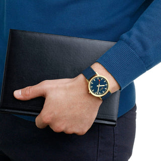 Classic, 36 mm, Tiefseeblaue goldene Uhr, A660.30314.40SBQ, Person mit Armbanduhr am Handgelenk