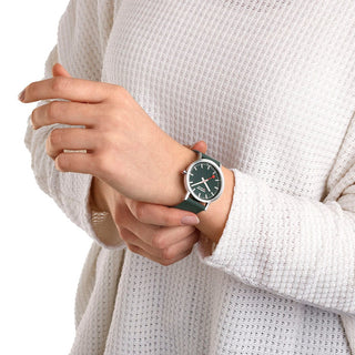 Classic, 36 mm, Waldgrüne Uhr, A660.30314.60SBF, Person mit Armbanduhr am Handgelenk