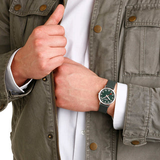 Classic, 40 mm, Waldgrüne Uhr, A660.30360.60SBF, Person mit Armbanduhr am Handgelenk