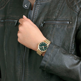 Classic, 36 mm, Waldgrüne goldene Edelstahluhr, A660.30314.60SBM, Person mit Armbanduhr am Handgelenk