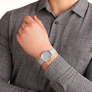 Classic, 36 mm, Good Gray Uhr, A660.30314.80SBH, Person mit Armbanduhr am Handgelenk
