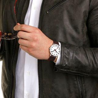 Classic, 40mm, Edelstahl poliert Gehäusematerial und Braunes Veganes Traubenleder Armband, A660.30360.11SBGV, Person mit Armbanduhr am Handgelenk