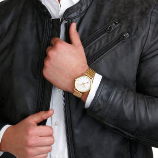 Classic, 40mm, goldene Edelstahluhr, A660.30360.16SBM, Person mit Armbanduhr am Handgelenk