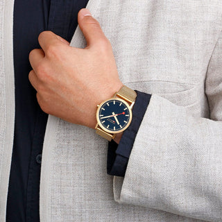 Classic, 40 mm, Tiefseeblaue goldene Edelstahluhr, A660.30360.40SBM, Person mit Armbanduhr am Handgelenk