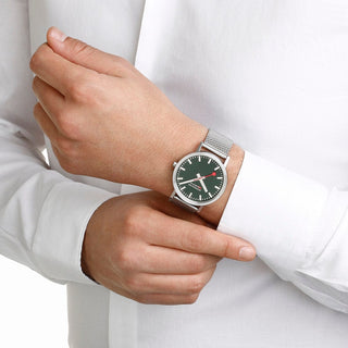 Classic, 40 mm, Waldgrüne Edelstahl Uhr, A660.30360.60SBJ, Person mit Armbanduhr am Handgelenk