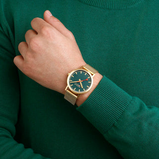 Classic, 40 mm, Waldgrüne goldene Edelstahluhr, A660.30360.60SBM, Person mit Armbanduhr am Handgelenk