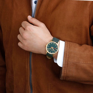 Classic, 40 mm, Waldgrüne goldene Uhr, A660.30360.60SBS, Person mit Armbanduhr am Handgelenk