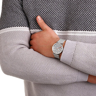 Classic, 40 mm, Good Gray Uhr, A660.30360.80SBH, Person mit Armbanduhr am Handgelenk