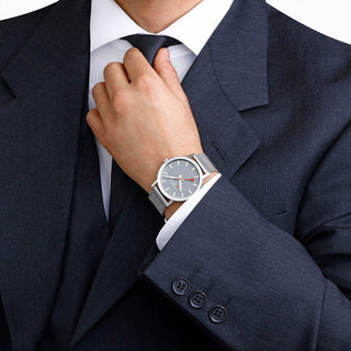 Classic, 40 mm, Good grey Edelstahl Uhr, A660.30360.80SBJ, Person mit Armbanduhr am Handgelenk