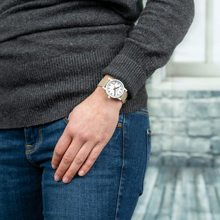 essence white, 32mm, nachhaltige Uhr für Damen, MS1.32110.LS, Person mit Armbanduhr am Handgelenk