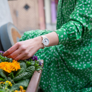 essence white, 32mm, nachhaltige Uhr für Damen, MS1.32111.LT, Person mit Armbanduhr am Handgelenk