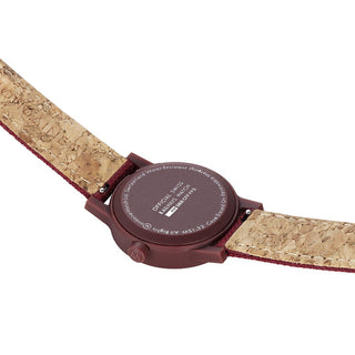 essence, 32mm, Kirsch-Rote nachhaltige Uhr, MS1.32130.LC, Ansicht des Gehäusebodens mit Mondaine Gravur