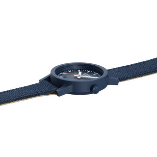 essence, 32mm, Ozean-Blaue nachhaltige Uhr, MS1.32140.LD, Detailansicht der blaues Krone und des Textilarmband