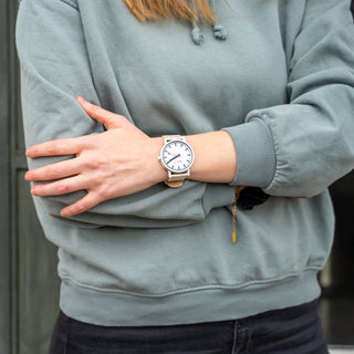 essence white, 41mm, nachhaltige Uhr für Damen und Herren, MS1.41111.LT, Person mit Armbanduhr am Handgelenk
