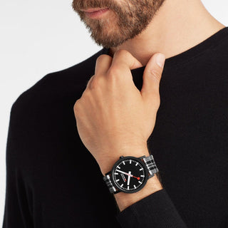 essence, 41mm, vegane, nachhaltige Uhr, MS1.41120.LB, Person mit Armbanduhr am Handgelenk