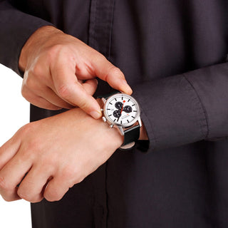 Neo, Schwarzes Veganes Trauben Leder, 41 mm	, Person mit Armbanduhr am Handgelenk