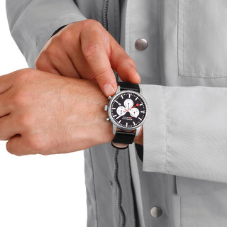 Neo, Schwarzes Veganes Traubenleder, 41 mm	, Person mit Armbanduhr am Handgelenk