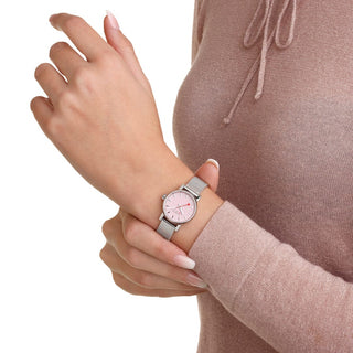 evo2, 26mm, Wild Rose Edelstahl Uhr, MSE.26130.SM, Person mit Armbanduhr am Handgelenk