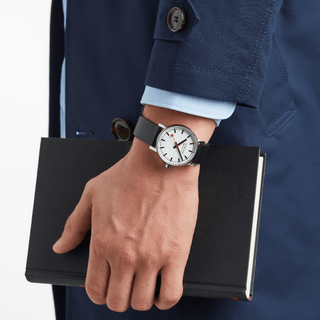 evo2, 35 mm, Schwarzes Veganes Trauben Leder Uhr, MSE.35110.LBV, Person mit Armbanduhr am Handgelenk