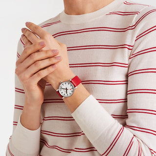 evo2, 35 mm, Rotes Veganes Traubenleder Uhr, MSE.35110.LCV, Person mit Armbanduhr am Handgelenk