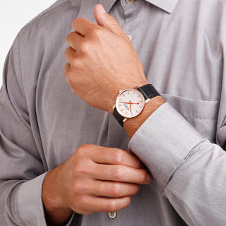 evo2, 40mm, Rose Gold Toned and Black Uhr, MSE.40112.LB, Person mit Armbanduhr am Handgelenk