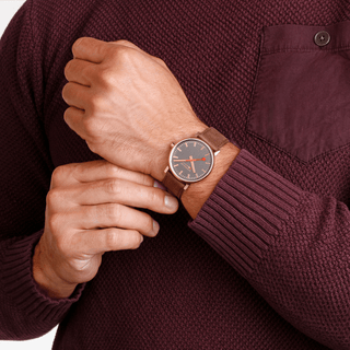 evo2, 40mm, Rose Gold Toned and Brown Uhr, MSE.40181.LG, Person mit Armbanduhr am Handgelenk